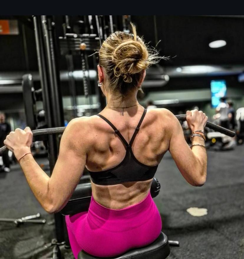 Coach et client dans la salle de sport